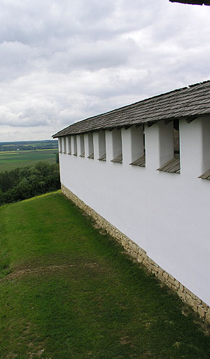 Die rekonstruierte zum Donautal hin gewandte Mauer der Höhensiedlung Heuneburg