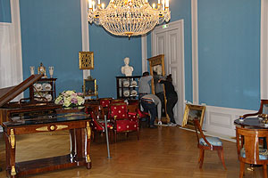 Alle Einrichtungsgegenstände sind im Musikzimmer. Dieses wird dann verschlossen und staubdicht versiegelt