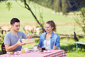 Echtes Schwarzwälder Landleben: Am ersten Augustsonntag findet im Naturpark Südschwarzwald und im Naturpark Schwarzwald Mitte/Nord wieder der Brunch auf den Bauernhof statt. Foto: qu-int Werbeagentur.