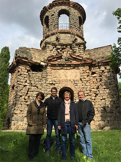 Finanzstaatssekretärin Gisela Splett, Umweltstaatssekretär Andre Baumann, Finanzministerin Edith Sitzmann und Umweltminister Franz Untersteller (v.l.n.r.) vor dem Merkur-Tempel im Schwetzinger Schlossgarten.