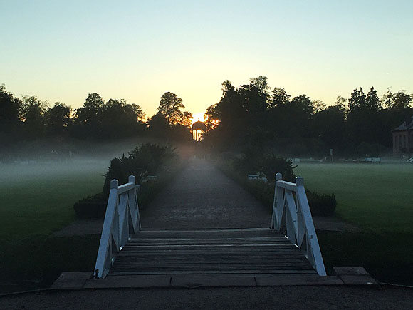 Orangeriegarten und Apollotempel im heraufziehenden Abendnebel. Foto: Andreas Falz/ssg