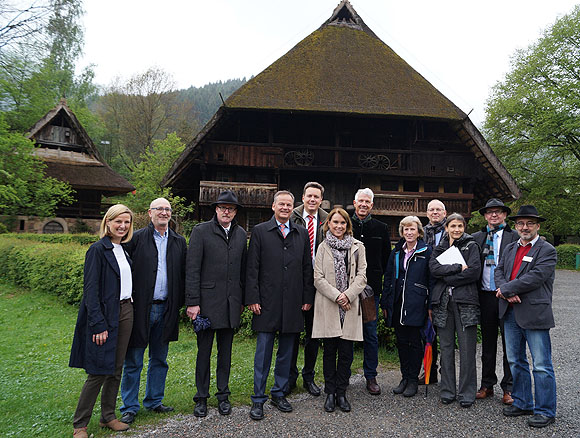 Antrittsbesuch: Kunststaatssekretärin Petra Olschowski war am 8. Mai zu einem Austausch mit der Arbeitsgemeinschaft der baden-württembergischen Freilichtmuseen, den „7 im Süden“, im Freilichtmuseum Vogtsbauernhof zu Gast.