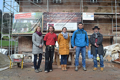 Die Projektverantwortlichen stellten den Stand der Bauarbeiten am Schl&ouml;ssle von Effringen vor. V.l.n.r.: Margit Langer (Gesch&auml;ftsf&uuml;hrerin Schwarzw&auml;lder Freilichtmuseum Vogtsbauernhof), Tobias Rosenstengel (Vorarbeiter bei JaKo Baudenkmalpflege GmbH), Sarah Michalik (Architektin bei JaKo Baudenkmalpflege GmbH), Hubert Maucher (Projektleiter JaKo Baudenkmalpflege GmbH), Thomas Hafen (Wissenschaftlicher Leiter Schwarzw&auml;lder Freilichtmuseum Vogtsbauernhof). Foto: Schwarzw&auml;lder Freilichtmuseum Vogtsbauernhof 