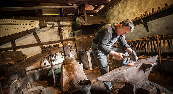 Schmiedekunst für Anfänger: Am Samstag, den 7. Oktober, weist Dr. Peter Müller Interessierte von 10 bis 17 Uhr in die hohe Kunst des Schmiedens ein. Foto: Schwarzwälder Freilichtmuseum Vogtsbauernhof 