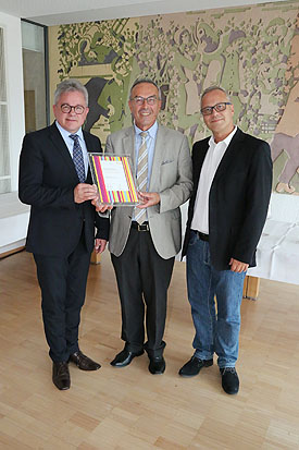 Dr. Günter Bäder (Mitte) nahm den Weintourismus-Anerkennungspreis 2017 stellvertretend für die Umweltakademie von Justiz- und Europaminister Guido Wolf (l.) und TMBW- Geschäftsführer Andreas Braun (r.) entgegen. Foto: Tourismus Marketing GmbH Baden-Württemberg, Staron