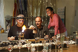 Glasbläser im Glasmuseum Wertheim: Die Ferienlandschaft „Liebliches Taubertal“ bietet eine bunte Museumsvielfalt. Diese Sammlungen der Kulturgeschichte können auch gut in Rad- und Wandertouren eingebunden werden. Foto: TLT/Peter Frischmuth