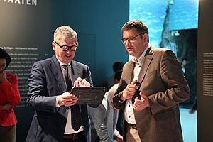 Botschafter der Republik Italien S.E. Pietro Benassi und Museumsdirektor Prof. Dr. Eckart Köhne bei der interaktiven Bodenkarte in der Etrusker-Ausstellung © Badisches Landesmuseum, Foto: Uli Deck