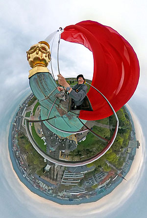 Die Rote Fahne auf dem Schlossturm