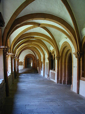 Ehem. Kloster Bronnbach, Kreuzgang mit Eingang zum Kapitelsaal