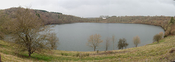 Das Weinfelder oder Totenmaar, eines der drei Dauner Maare