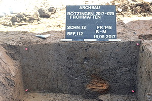 Befundfoto -eine Glocke steckt noch im Profil. Foto: M. Ion/Archbau