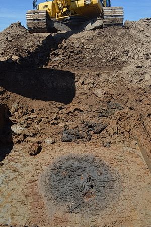 Befundfoto -eine Glocke steckt noch im Profil. Foto: M. Ion/Archbau