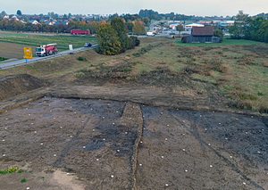 Nach dem sorgfältigen Abheben der Humusschicht zeichnen sich die ersten Befunde ab: sich kreuzenden Straßengräben der älteren und jüngeren Römerstraße sowie große Gruben der jungsteinzeitlichen Siedlung.