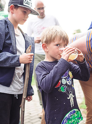 Lindauer Genussherbst: Bei der Apfelernte. Genussherbst-Besucher probieren Saft direkt beim Erzeuger.