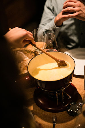 Käsefondue mit Weinprobe. Wer von der Paarung Wein und Käse nicht genug bekommen kann, meldet sich zum Käsefondue mit Weinprobe am Freitag, 19. und 26. Oktober an.