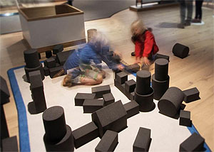 Mitmachstationen zum Thema Geld (links), Burg (Mitte) und Kathedrale (unten), Museon Den Haag, 2017. © Museon, The Hague