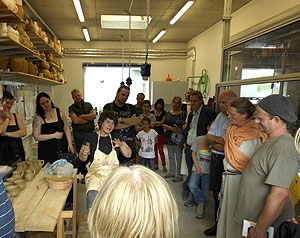 Die Arbeits- und Forschungsprozesse werden soweit wie möglich auch dem interessierten Publikum zugänglich gemacht. Die Einbettung des Kompetenzbereiches in die Vulkanparkstation „Mayener Grubenfeld“ schafft dafür ideale Voraussetzungen.