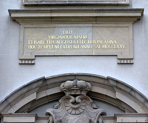 Widmungsinschrift an der Wallfahrskirche Oggersheim mit der Nennung der Kurfürstin Elisabeth Augusta, 1775