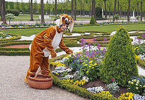 Osterhoppeln im Schwetzinger Schlossgarten: Der Osterhase verstekt die Eier. Foto: ssg