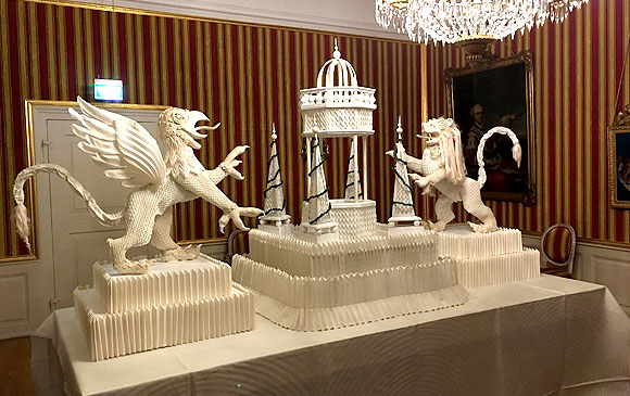 Löwe und Greif mit Tischbrunnen als Tafelschmuck