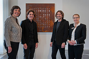 Die Geschäftsführer der B&F Manufacture GmbH Schwäbisch Gmünd übergaben den Vertreterinnen des Landesmuseums Württemberg im Stuttgarter Alten Schloss eine Wortuhr dieses Typs.