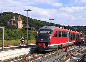 Der Tourismusverband „Liebliches Taubertal“ hat einen neuen Flyer zu den Taubertäler Radelzügen und -bussen herausgegeben. Gäste können sich so ihre Rad- und Wandertour in Kombination mit dem Bahnangebot gestalten. Foto: TLT/Peter Frischmuth