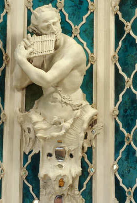 Stukkatur "Pan" im Grünen Zimmer des Schlosses