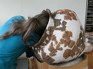 Restaurierung eines Gefäßes. Foto: ADA Zug /Delia Bisek