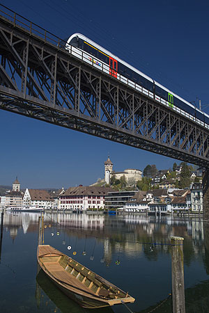 Die Festung Munot in Schaffhausen, Am oberen Bildrand der Regionalzug Thurbo auf der Rheinbrücke. Mit dem Bodensee Ticket ist die beeindruckende Burgentour von Schloss Laufen über die Festung Munot bis hin zur Festung Hohentwiel locker und für wenig Geld an einem Tag zu bewältigen. Bildnachweis: Christof Sonderegger