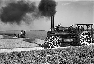 Dampfdreschen der Gutsverwaltung in Puchhof bei Aholfing (Niederbayern), 1958. Foto: Bildarchiv Haus der Bayerischen Geschichte, Augsburg