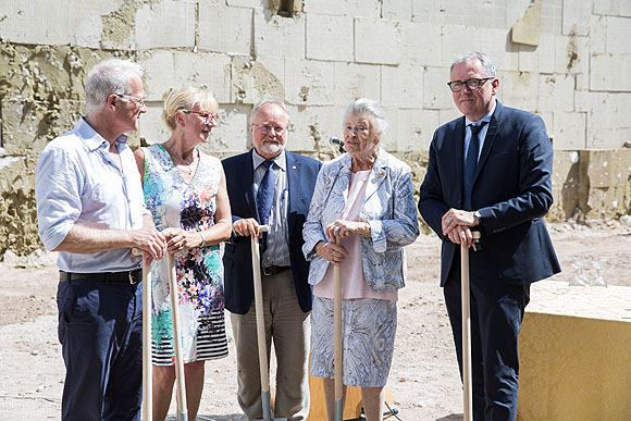 Grundsteinlegung für das neue Museum Peter und Traudl Engelhorn-Haus in Mannheim am 25.6.2019. v. l. Architekt Dipl.-Ing. Bernhard Wondra, motorplan Architekten BDA, Dr. Susanne Wichert, Geschäftsführerin rem gGmbH und Direktorin Stiftungsmuseen, Vorstandsvorsitzenden der Brombeeren-Stiftung und rem-Generaldirektors Prof. Dr. Alfried Wieczorek, Stifterin Traudl Engelhorn-Vechiatto und Oberbürgermeister der Stadt Mannheim Dr. Peter Kurz. © rem, Foto: Maria Schumann 