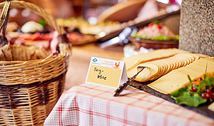 Käsespezialitäten bei Brunch auf dem Bauernhof. Foto Raphael Pietsch