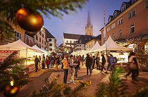 Edle Schokotrüffel, handgerollte Pralinen und bunt verzierte Schokoküsse: Schokoladenmarkt am Seetorplatz. Foto: TSR GmbH / Kuhnle+Knödler