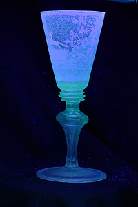 Glas mit Korrosionsschäden. Foto Werner Hiller-König/SSG