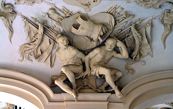 Gefangene Krieger des Osmanenreichs als Stuckfiguren im Treppenhaus.