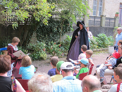 Schlosspark Weikersheim: Vorlesestunde für Kinder. Foto: P. Schaffrodt/SSG 