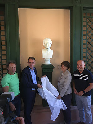 Die Enthüllung der neuen alten Pompeius-Büste im Schwetzinger Schlossgarten