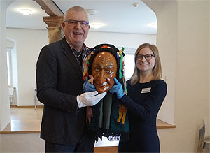 Übergabe der Schantle-Larve an das Museum. Foto Andrea Goletz, Landesmuseum Württemberg. 