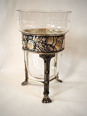 Dekoratives Gefäß mit Weintrauben- und Obst-Dekor, Ende 19. / Anfang 20. Jahrhundert