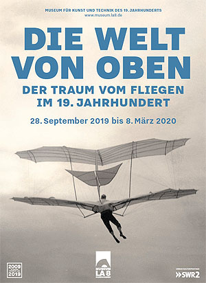 Ausstellungsplakat unter Nutzung von Richard Neuhauss (1855–1915), Otto Lilienthal am Fliegeberg in Lichterfelde (Berlin), 1895, Silbergelatineabzug, Otto-Lilienthal-Museum, Anklam