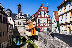 Das malerisch am Breitbach gelegene Malerwinkelhaus ist das Wahrzeichen von Marktbreit und bis heute ein beliebtes Motiv für Künstler und Fotografen. Foto: Radweg-Reisen