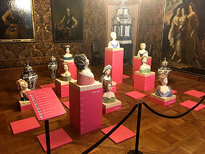 Installation: Die Mätressen Augusts des Starken. Die Höhe der Podeste symbolisiert die Zeitdauer.