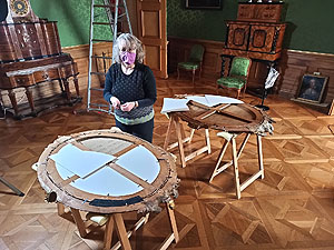 Arbeiten am Schutz der Gemälfde-Rückseiten. Foto: bhaas/SSG