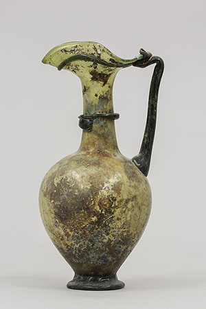 Kanne aus der Sammlung syrischer Gläser, die dank der Corona-Förderlinie restauriert werden kann. Beide Bilder: © rem