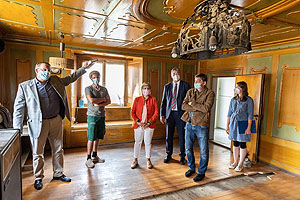 Links: Ministerin Nicole Razavi MdL beim Besuch eines ehemaligen Vogtsbauernhofs in Villingen-Schwenningen. Von links: Dr. Folkhardt Cremer (Landesamt für Denkmalpflege), Ralf Kornhaas (Eigentümer), Nicole Razavi MdL (Ministerin für Landesentwicklung und Wohnen), Detlev Bührer (Bürgermeister Villingen-Schwenningen), Prof. Dr. Claus Wolf (Präsident, Landesamt für Denkmalpflege), Tabea Brandt (Gebietsreferentin, Landesamt für Denkmalpflege). 