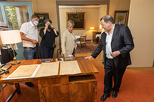 Ministerin Nicole Razavi MdL (mitte) wird von Eigentümer Florian Hinteregger (rechts) durch die Villa Sauerländer in Wolfegg-Alttann geführt.