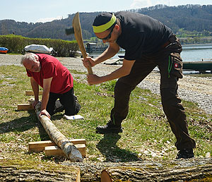 Wissenschaft trifft Experimentalarchäologie: Für die Dokumentation von Werkzeugspuren am Holz werden systematisch nachgebaute Werkzeuge an frischem Holz ausprobiert. Das Produkt und die Abfälle werden zu Vergleichszwecken mit prähistorischen Fundstücken archiviert. Landesamt für Denkmalpflege im Regierungspräsidium Stuttgart/Bild: M. Schaefers 
