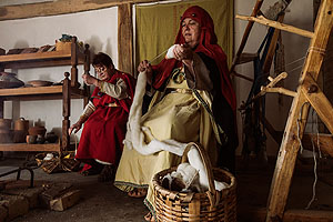 Keltengruppe Heuneburg in Aktion: Spinnen. Fotos: Nadine Bäumler/SSG