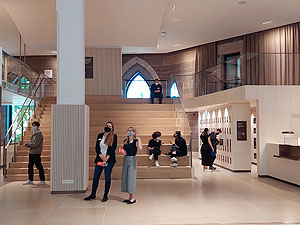 Eröffnung der Dürnitz am 18.9.21: Sitzstufen mit ersten Gästen. Das neue Museumsfoyer in der historischen Dürnitz im Alten Schloss dient mit Café, Loungemöbeln und Bühne als Treffpunkt und Veranstaltungsort mitten in Stuttgart. Foto: Landesmuseum Württemberg, Heike Scholz 