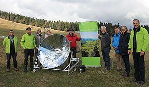 Freuen sich über die neuen Solarkocher für die Naturpark-Schulen: Lehrkräfte und Vertreter vom Naturpark Südschwarzwald (in grünen Jacken, v. r.): Geschäftsführer Roland Schöttle, Arno Messerschmidt, Netzwerkkoordinator der Naturpark-Schulen, und Reinhard Müller, Fachbereichsleiter Bildung und Kultur. Foto: Naturpark Südschwarzwald;